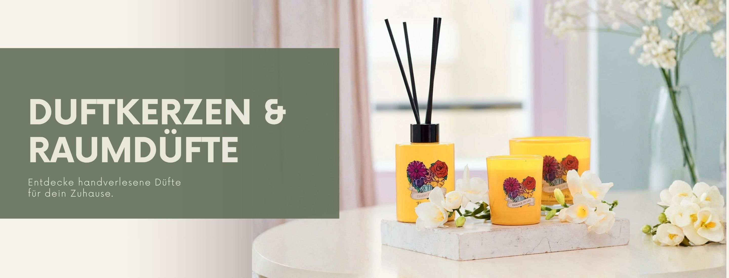 Header von CandleVibes für handverlesene Duftkerzen und Duftstäbchen: Gelbe Duftkerzen von Frida Kahlo und ein Raumduft-Diffusor arrangiert mit weißen Blüten auf einem Marmortablett.