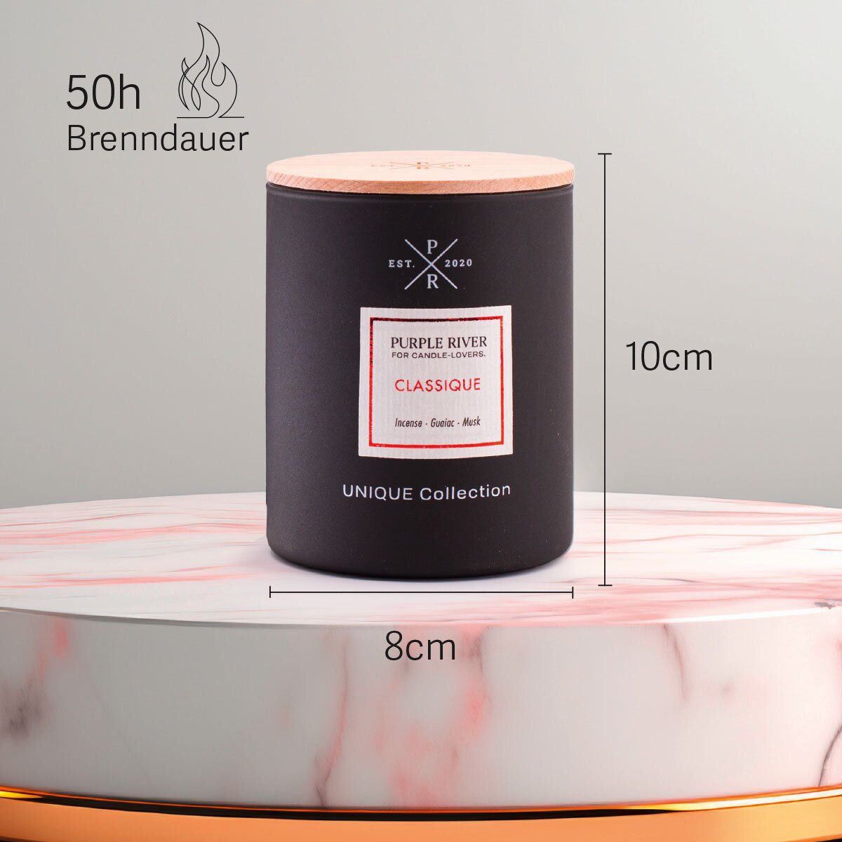 Schwarze Premium-Sojawachs-Duftkerze ‚Classique‘ von Purple River (220g) mit Holzdocht und Holzdeckel. Nachhaltige Kerze mit extralanger 50h-Brenndauer, 10cm Höhe und 8cm Breite. Hochwertige Wellness-Deko, Made in Germany.