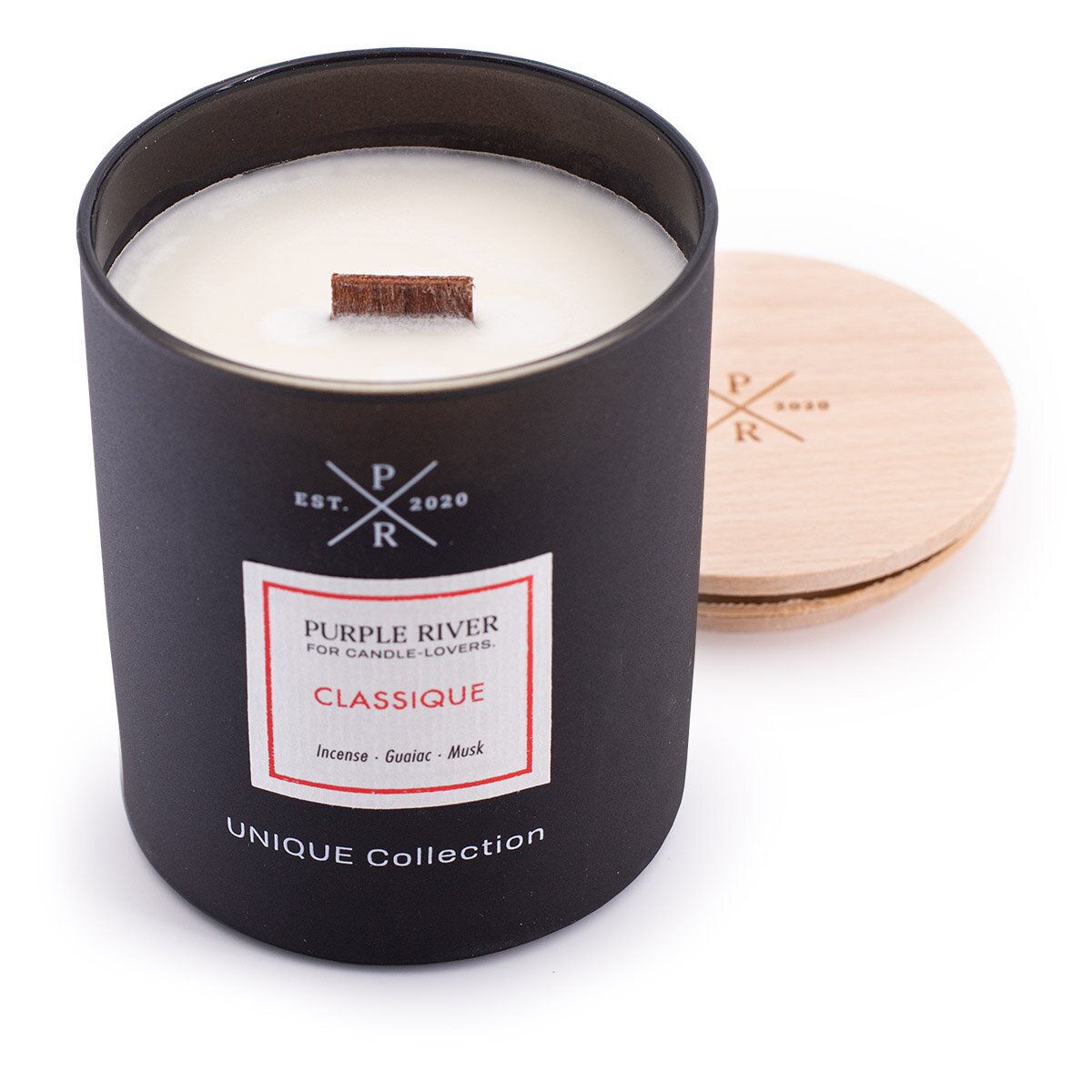 Vegane Premium-Sojawachs-Duftkerze ‚Classique‘ von Purple River (220g) mit Holzdocht und Holzdeckel. Geöffnete nachhaltige Kerze mit extralanger 50h-Brenndauer. Hochwertige Wellness-Deko, Made in Germany.