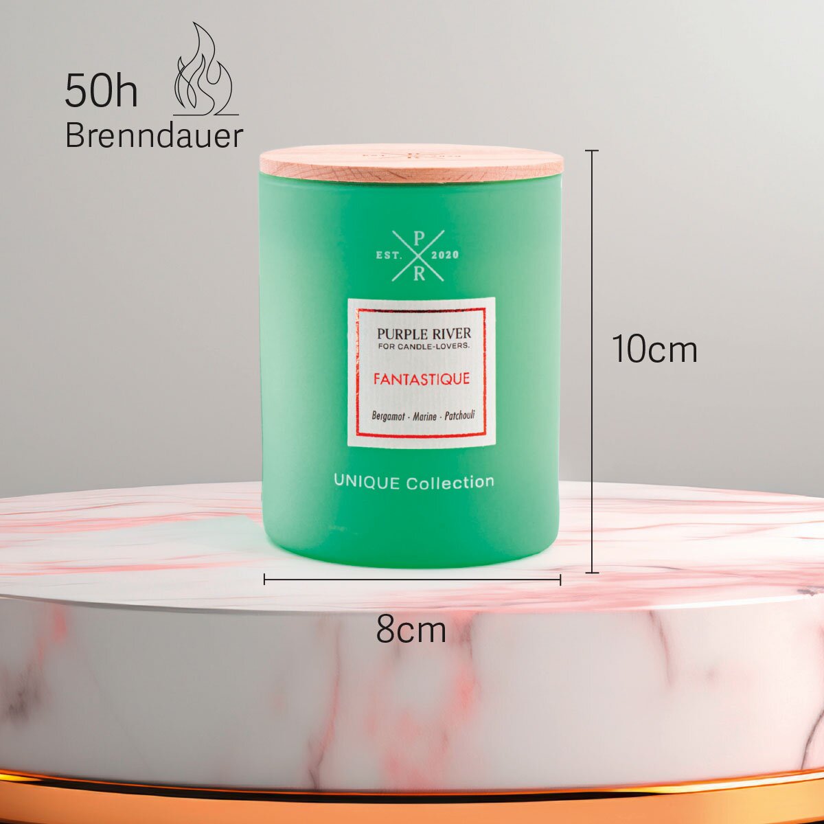 Grüne Premium-Sojawachs-Duftkerze ‚Fantastique‘ von Purple River (220g) mit Holzdocht und Holzdeckel. Nachhaltige Kerze mit extralanger 50h-Brenndauer, 10cm Höhe und 8cm Breite. Hochwertige Wellness-Deko, Made in Germany.