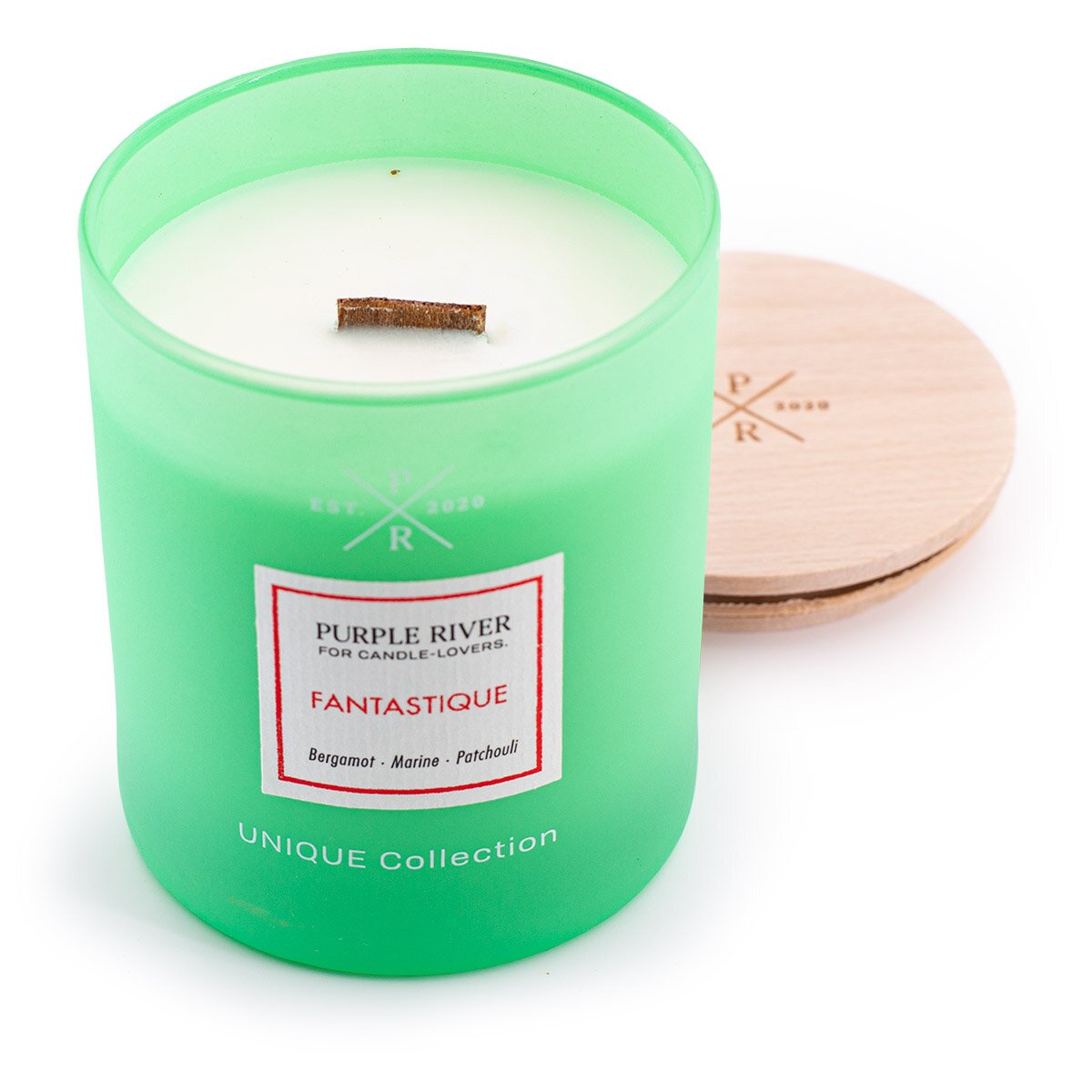 Vegane Premium-Sojawachs-Duftkerze ‚Fantastique‘ von Purple River (220g) mit Holzdocht und Holzdeckel. Geöffnete nachhaltige Kerze mit extralanger 50h-Brenndauer. Hochwertige Wellness-Deko, Made in Germany.