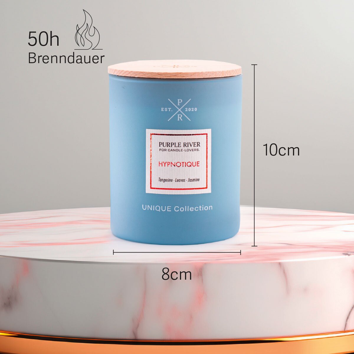 Blaue Premium-Sojawachs-Duftkerze ‚Hypnotique‘ von Purple River (220g) mit Holzdocht und Holzdeckel. Nachhaltige Kerze mit extralanger 50h-Brenndauer, 10cm Höhe und 8cm Breite. Hochwertige Wellness-Deko, Made in Germany.