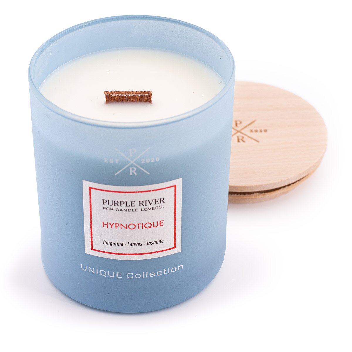 Vegane Premium-Sojawachs-Duftkerze ‚Hypnotique‘ von Purple River (220g) mit Holzdocht und Holzdeckel. Geöffnete nachhaltige Kerze mit extralanger 50h-Brenndauer. Hochwertige Wellness-Deko, Made in Germany.