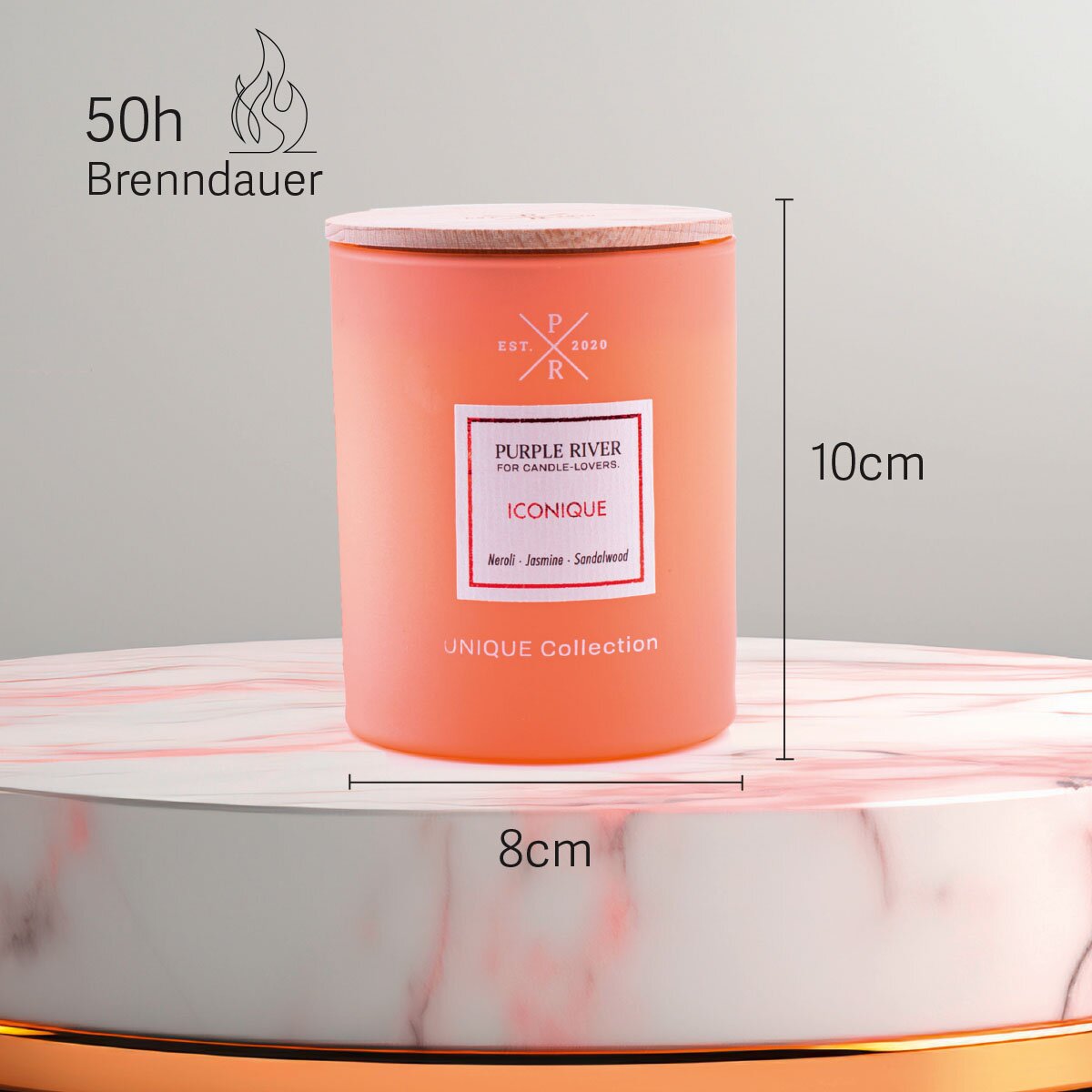 Orangene Premium-Sojawachs-Duftkerze ‚Iconique‘ von Purple River (220g) mit Holzdocht und Holzdeckel. Nachhaltige Kerze mit extralanger 50h-Brenndauer, 10cm Höhe und 8cm Breite. Hochwertige Wellness-Deko, Made in Germany.