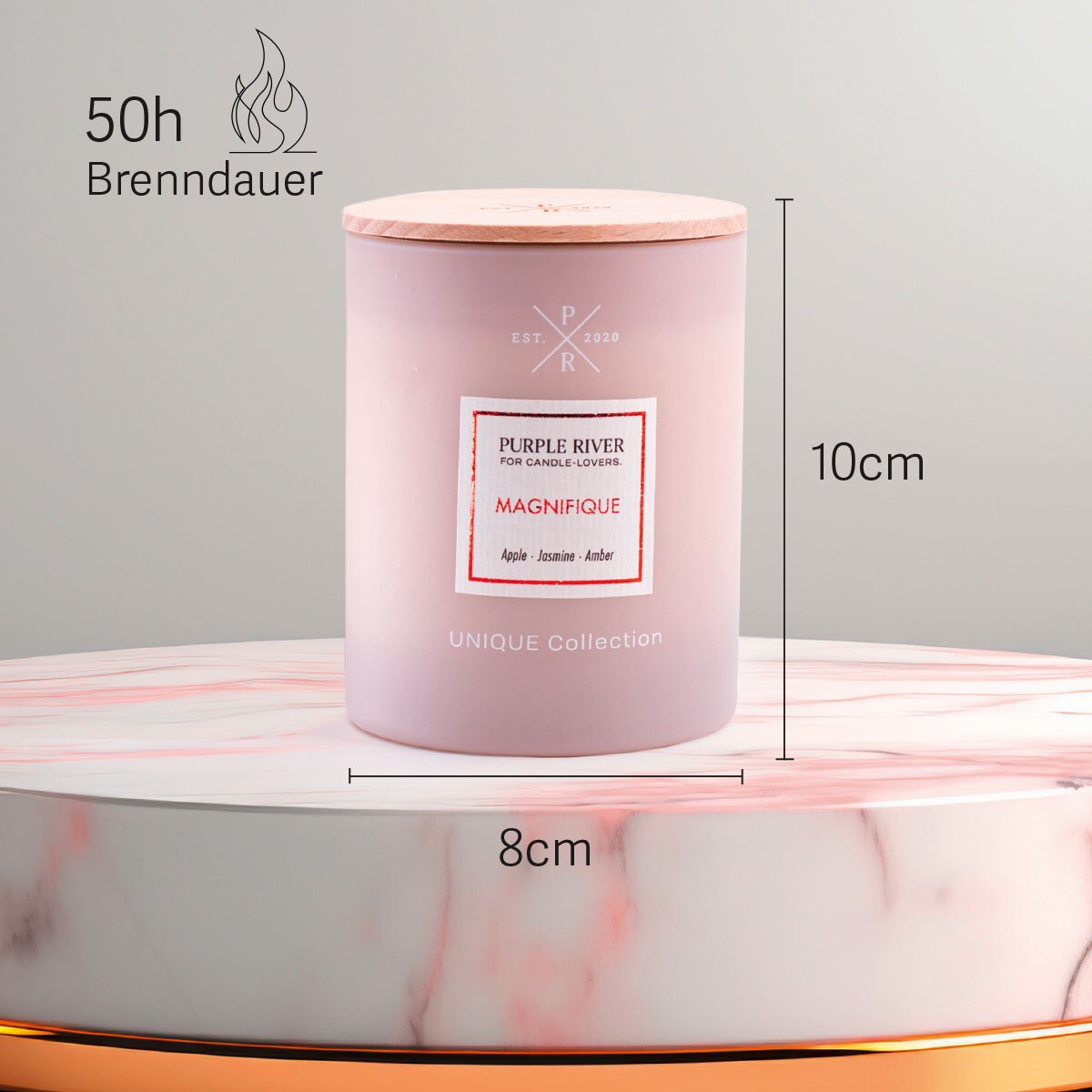 Rosa Premium-Sojawachs-Duftkerze ‚Magnifique‘ von Purple River (220g) mit Holzdocht und Holzdeckel. Nachhaltige Kerze mit extralanger 50h-Brenndauer, 10cm Höhe und 8cm Breite. Hochwertige Wellness-Deko, Made in Germany.
