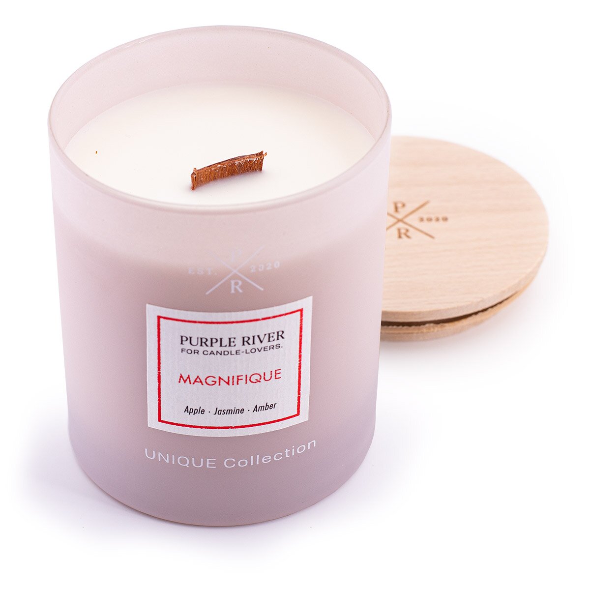 Vegane Premium-Sojawachs-Duftkerze ‚Magnifique‘ von Purple River (220g) mit Holzdocht und Holzdeckel. Geöffnete nachhaltige Kerze mit extralanger 50h-Brenndauer. Hochwertige Wellness-Deko, Made in Germany.