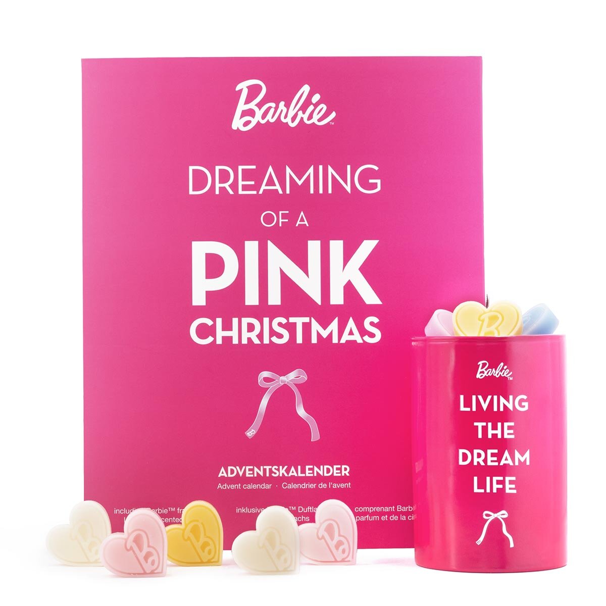 Barbie Adventskalender mit 24 veganen Duftwachsen und einer Teelicht-Duftlampe. Im Vordergrund des Kalenders stehen die herzförmigen Duftwachse und die Teelicht-Duftlampen.