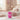 Barbie XL-Duftkerze ‚Inspire the World‘ (400g) – Das pinke Glas befindet sich in einem Zimmer einer jungen Frau, die eine hochwertige Einrichtung mag und eine Vorliebe für pinke sowie goldene Sachen hat.