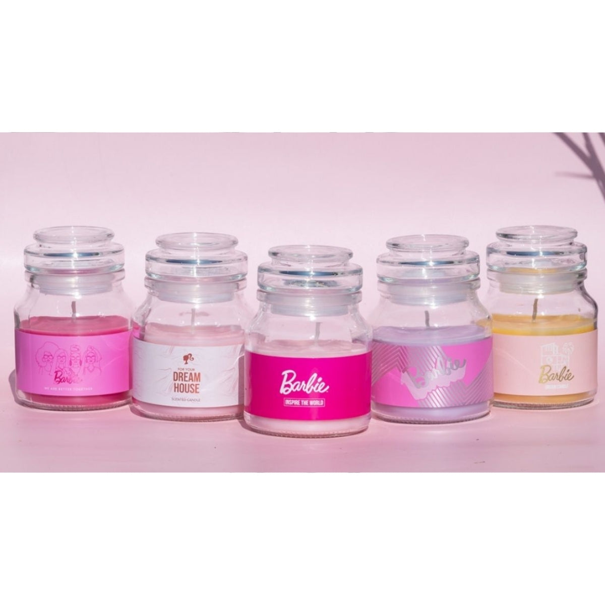 Barbie Duftkerzen-Kollektion – 5 vegane 110g Lizenzkerzen mit verschiedenen Designs, ideal als Deko oder Geschenk für Barbie-Fans.