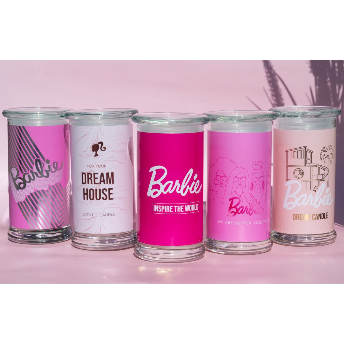 Barbie Duftkerzen-Kollektion – 5 vegane 400g Lizenzkerzen mit verschiedenen Designs, ideal als Deko oder Geschenk für Barbie-Fans.