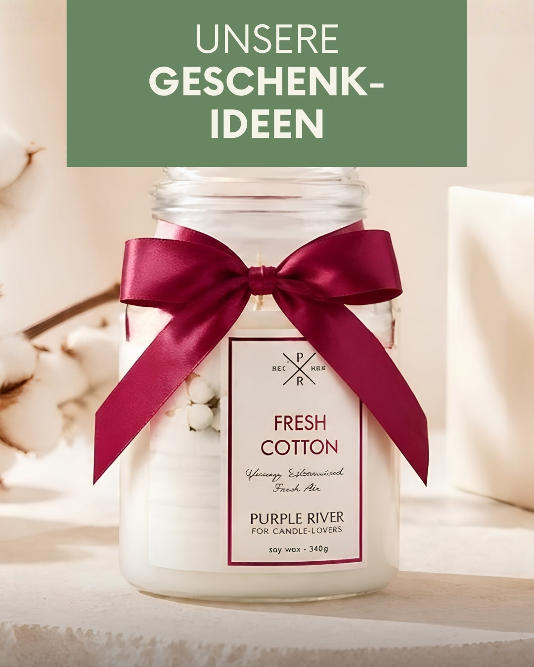 Große Purple River Duftkerze im Glas in der Sorte Fresh Cotton aus Sojawachs, elegant verziert mit einer weinroten Schleife als Geschenk.