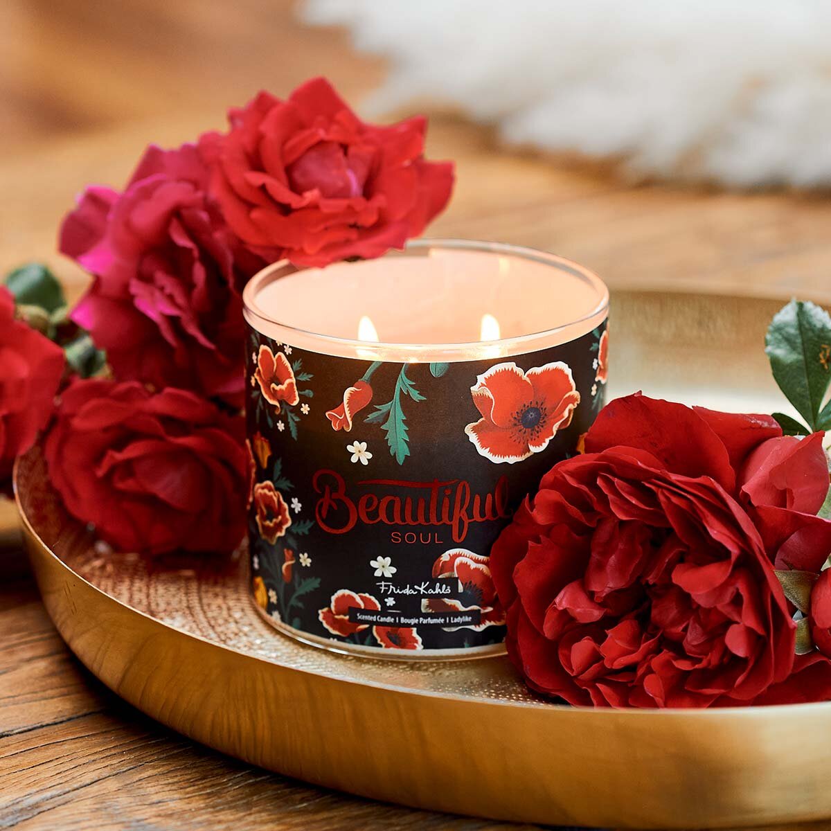 Frida Kahlo Duftkerze ‚Beautiful Soul‘ (400g) – Moodbild der offiziellen Lizenzkerze ohne Deckel und mit Blick auf die drei Baumwolldochte. Wellness-Duftkerze im Glas, perfekt zum Entspannen und als Deko.