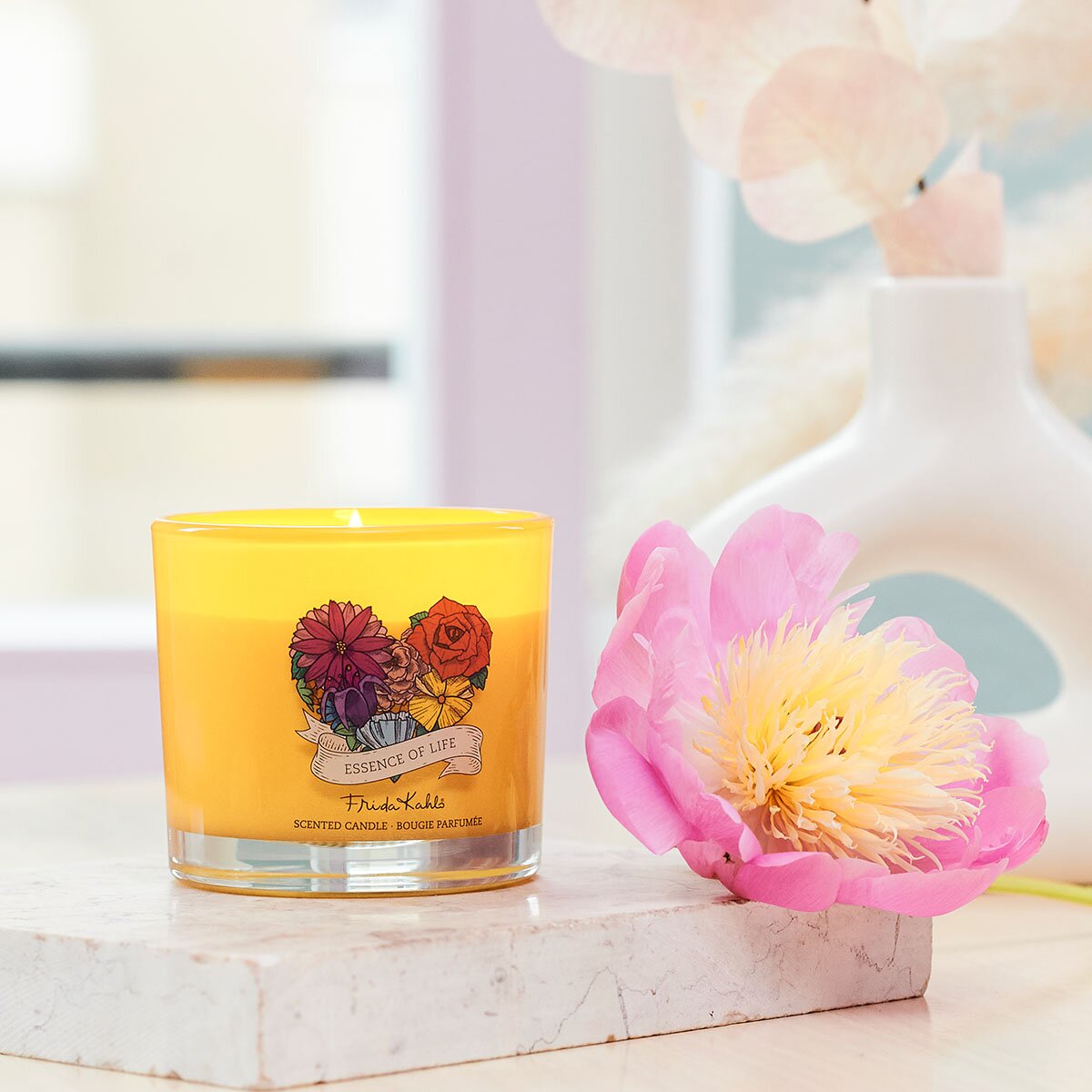 Brennende Frida Kahlo Duftkerze Essence of life 180g auf Mamorstein und mit Blumendeko – edle Wellness-Duftkerze im Glas, perfekte Geschenkidee & stilvolle Deko.