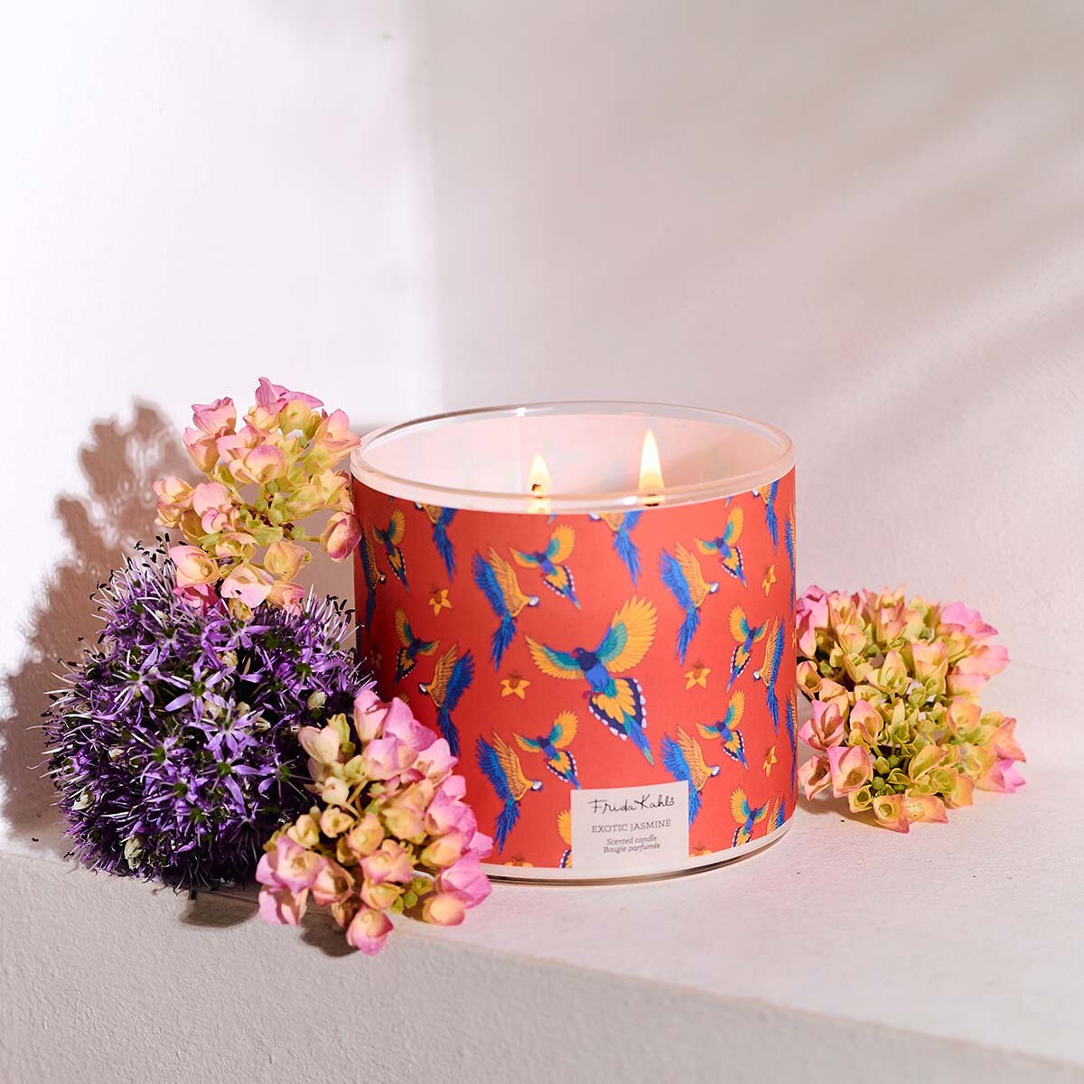 Brennende Frida Kahlo Duftkerze Exotic Jasmine 400g mit Blumendekoration – edle Wellness-Duftkerze im Glas, perfekte Geschenkidee & stilvolle Deko.