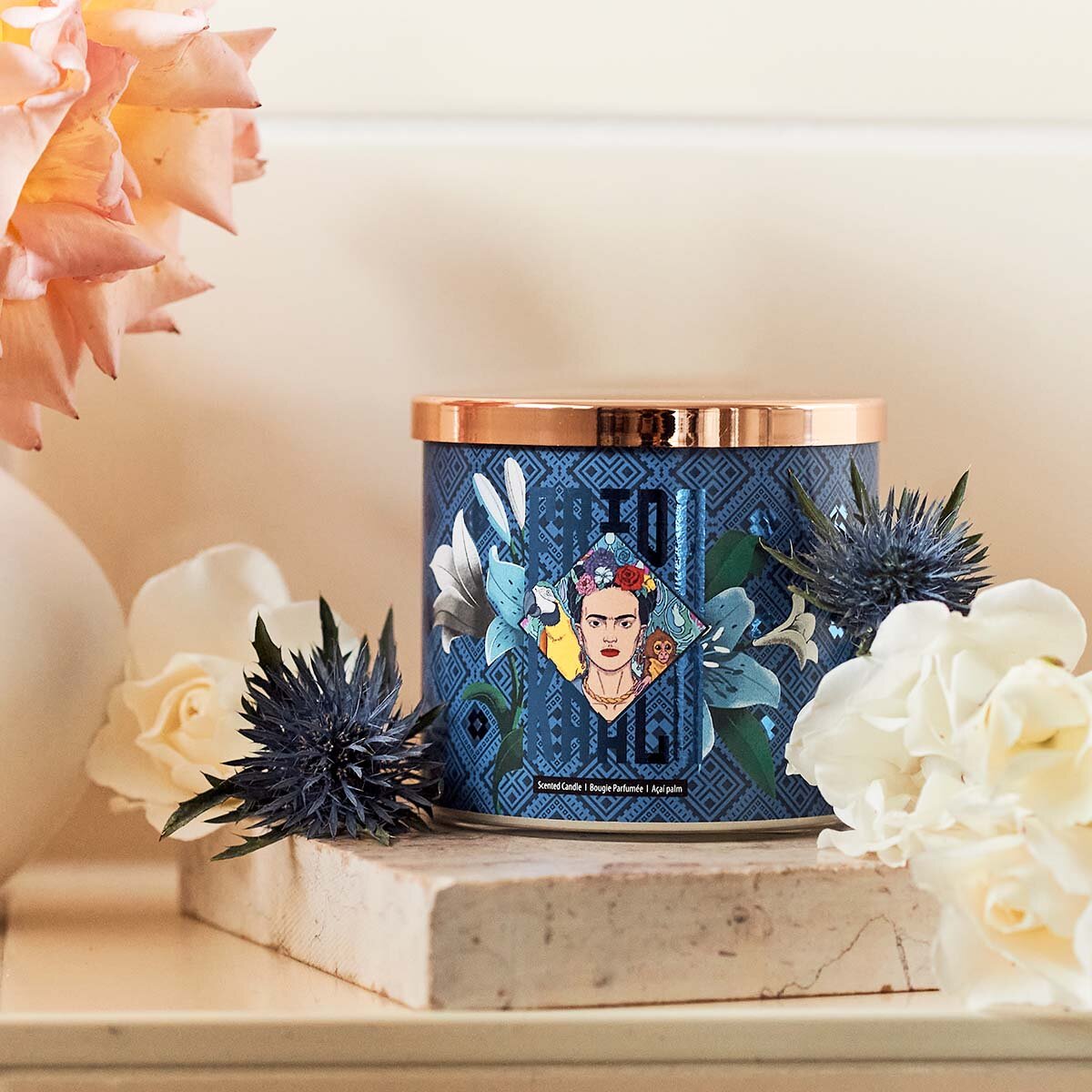 Frida Kahlo Duftkerze ‚Frida‘ (400g) – Moodbild der offiziellen Lizenzkerze. Hochwertige Wellness-Duftkerze im Glas, perfekt als Geschenkidee für Frauen oder Deko.