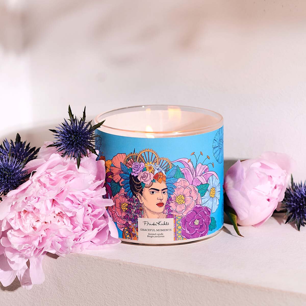 Frida Kahlo Duftkerze ‚Graceful Moments‘ (400g) – Moodbild der offiziellen Lizenzkerze ohne Deckel und mit Blick auf die drei Baumwolldochte. Wellness-Duftkerze im Glas, perfekt als Geschenk oder Deko.