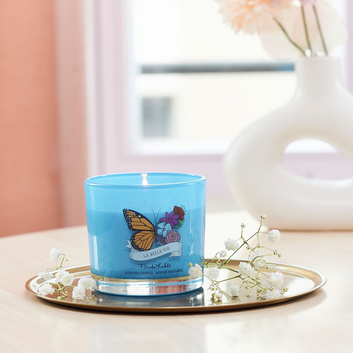 Brennende Frida Kahlo Duftkerze La Belle Vie 180g auf goldenem Teller – edle Wellness-Duftkerze im Glas, perfekte Geschenkidee & stilvolle Deko.