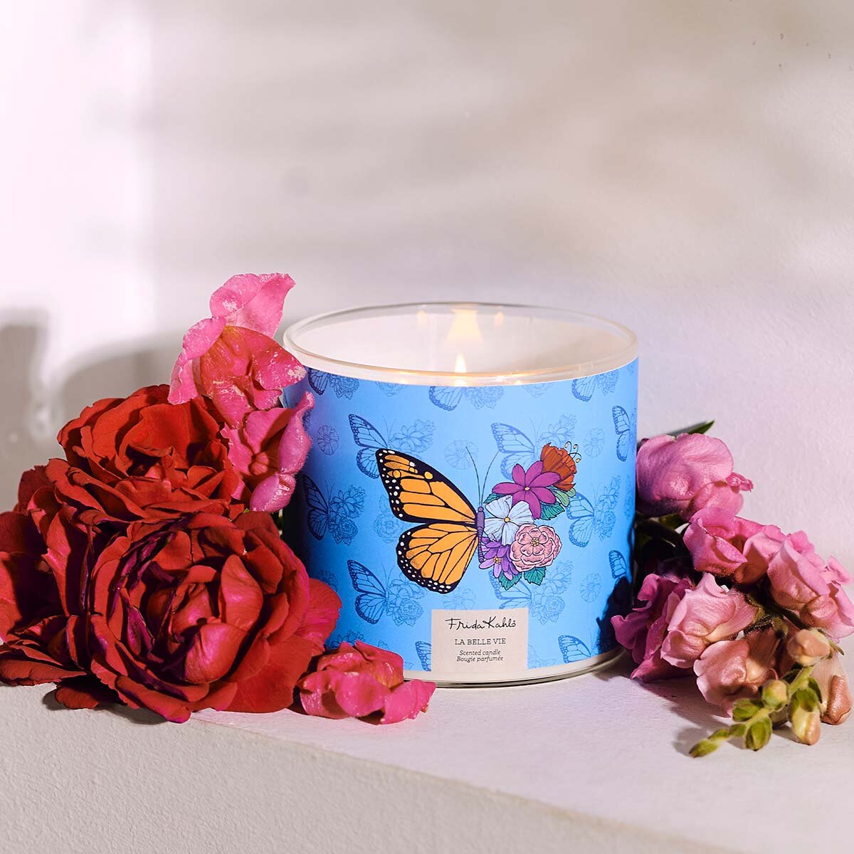 Frida Kahlo Duftkerze ‚La belle vie‘ (400g) – Moodbild der offiziellen Lizenzkerze ohne Deckel und mit Blick auf den einen Baumwolldochte. Wellness-Duftkerze im Glas, perfekt als Geschenk oder Deko.