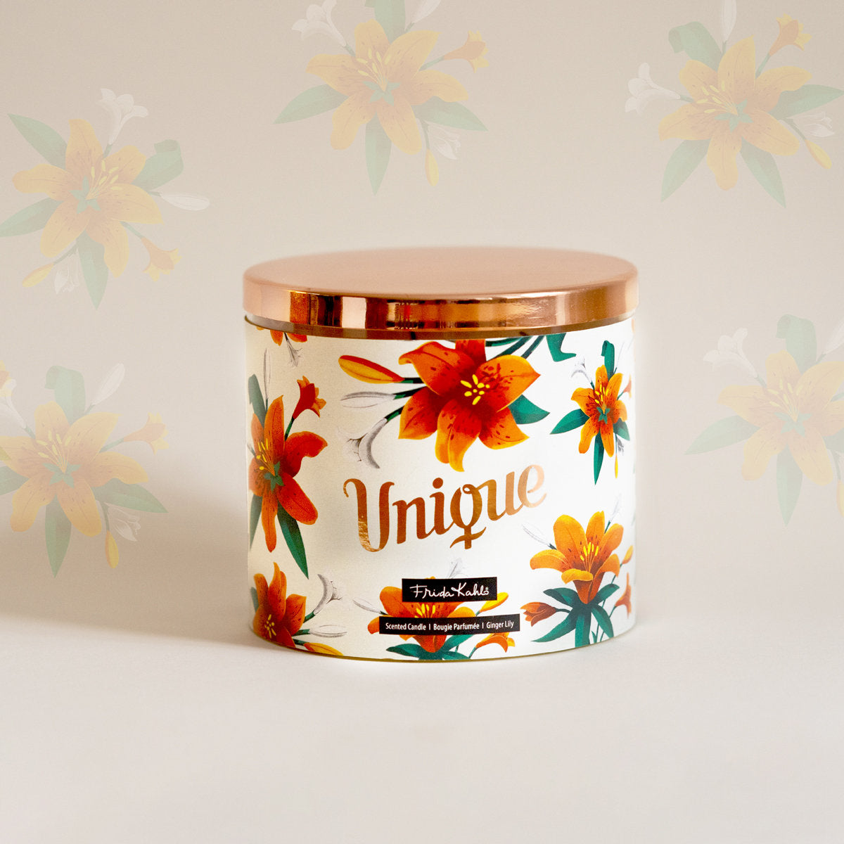 Frida Kahlo Duftkerze ‚Unique‘ (400g) – Moodbild der offiziellen Lizenzkerze im blumigen Design. Die kunstvoll verzierte Kerze steht frontal auf einem weißen Untergrund – dekoratives Wohnaccessoire und ideale Geschenkidee für unter 20 € für Duftkerzen-Liebhaber.