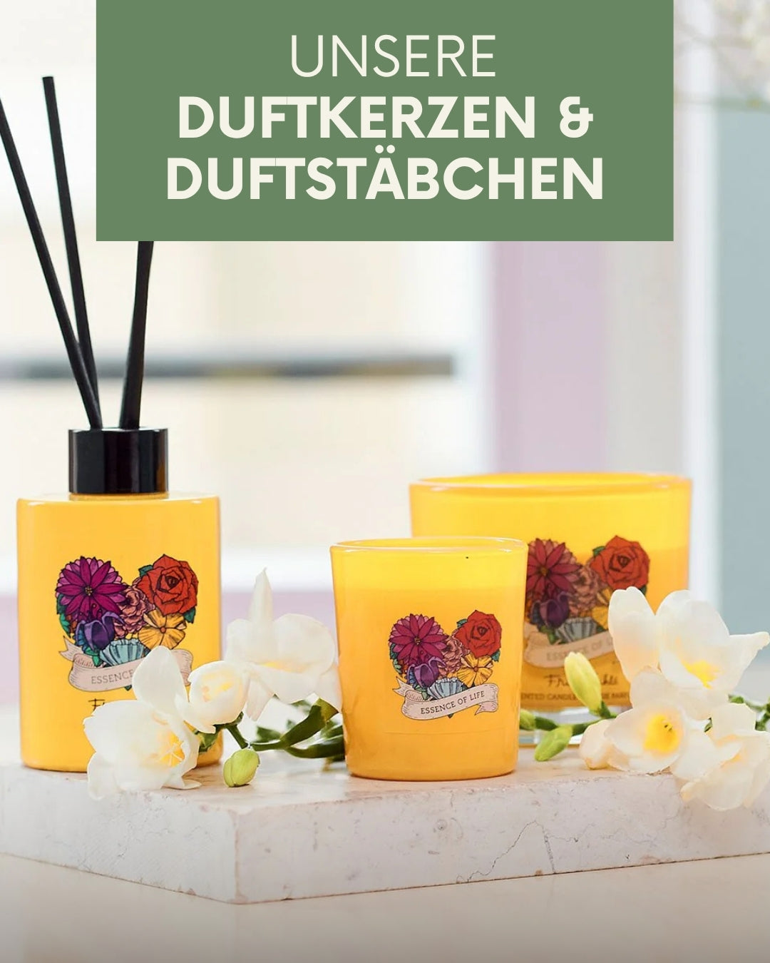 Offizielle Frida Kahlo Raumdüfte: Gelber Diffusor mit schwarzen Stäbchen und passende Duftkerzen im floralen Design auf einer Marmorplatte.