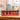 Frida Kahlo Geschenkeset ‚Garden of Scents‘ (5x45 g) - offener Geschenkkarton des Frida Kahlo Sets ‚Garden of Scents‘ auf einem Holztisch. Im Hintergrund sieht man ein grünes Sofa. Die Kerzen des Sets sehen sehr hochwertig aus.