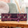 Frida Kahlo Geschenkeset ‚Garden of Scents‘ (5x45 g) - Verpackter Geschenkkarton des Frida Kahlo Sets ‚Garden of Scents‘ auf einem Holztisch. Im Hintergrund sieht man ein grünes Sofa. Das Geschenkeset sieht sehr hochwertig aus.