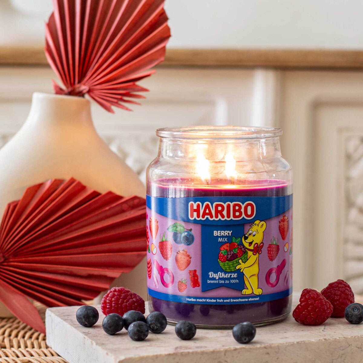 Moodbild der Haribo XXL-Duftkerze ‚Berry Mix‘ (510g) – offizielle Lizenzkerze mit verführerischem Duft. Lange Brenndauer, Geschenkidee für fröhliche Momente und kreatives Dekoelement.