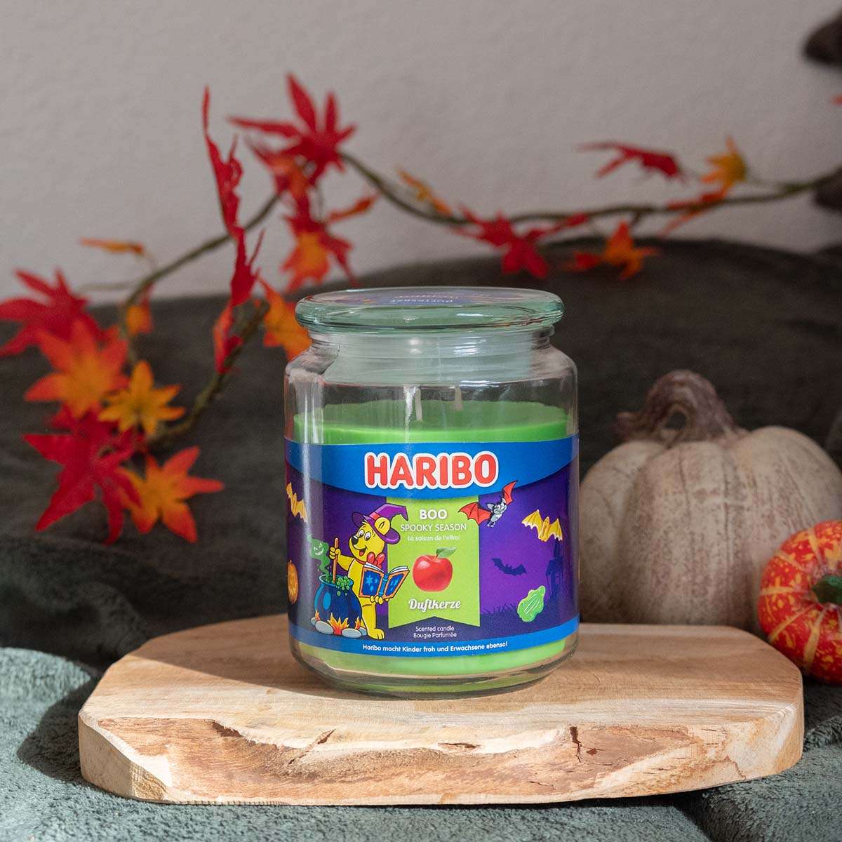 Moodbild der Haribo XXL-Duftkerze ‚Boo‘ (510g) – offizielle Lizenzkerze mit herbstlichem Duft. Kreative Halloween Dekoration und besonders Geschenk für Groß und Klein.