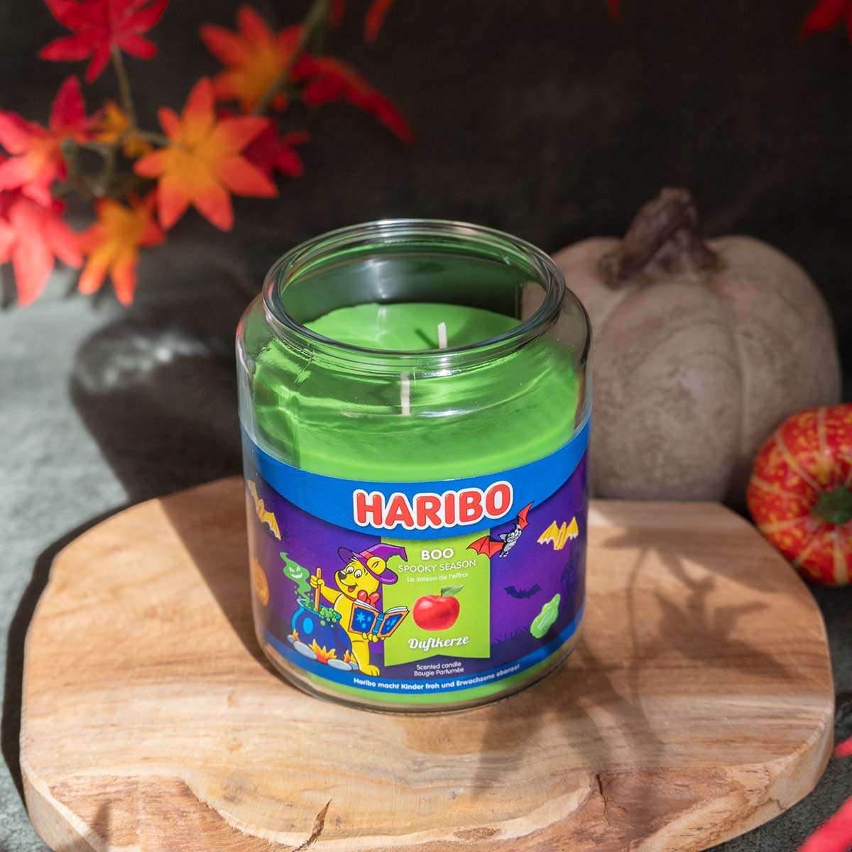 Moodbild der Haribo XXL-Duftkerze ‚Boo‘ (510g) – offizielle Lizenzkerze mit herbstlichem Duft. Kreative Herbstdekoration und besonders Geschenk für Halloween-Fans.