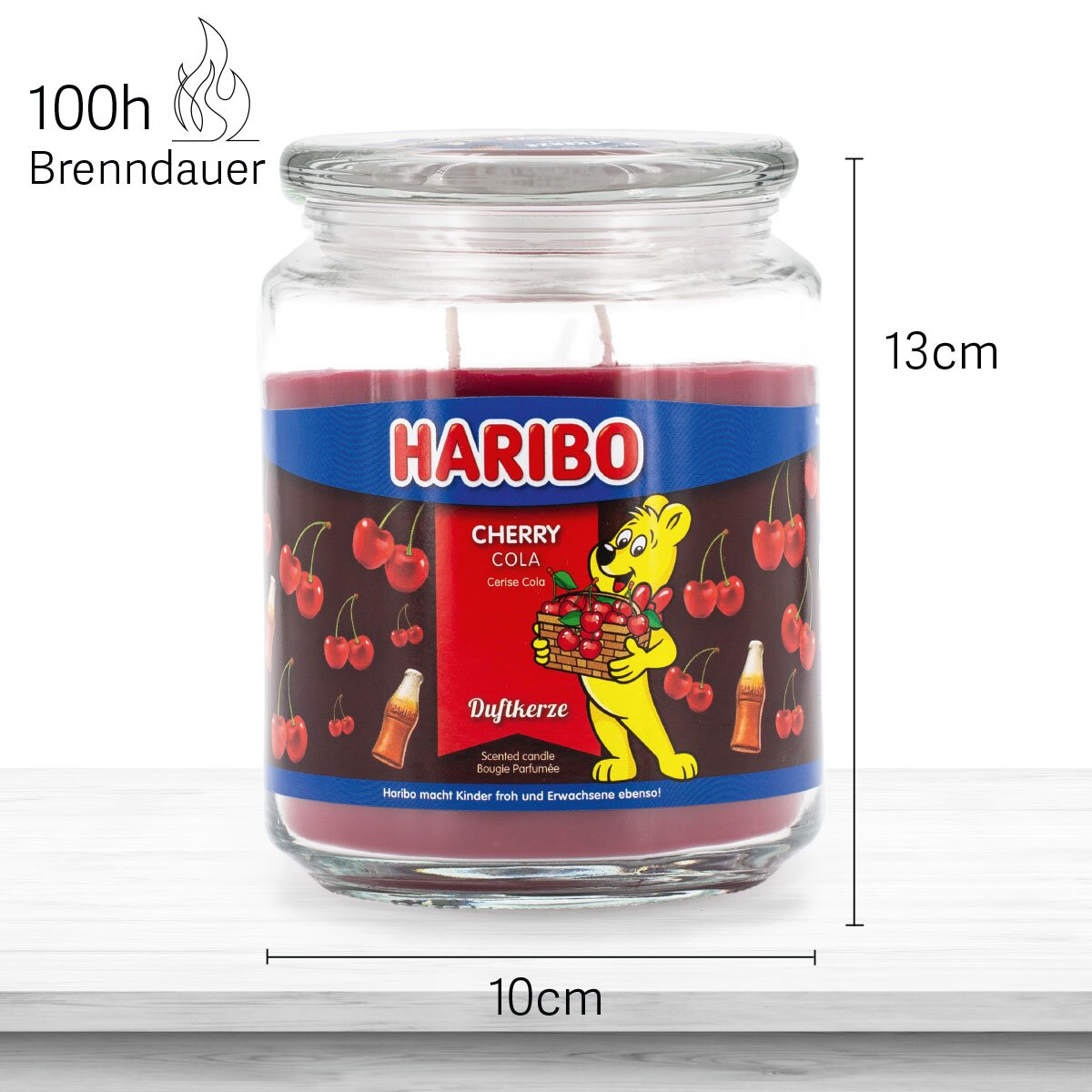 Haribo Duftkerze ‚Cherry Cola‘ (510g) im Glas - 13cm hoch, 10cm breit. Offizielle Lizenzkerze mit 100h Brenndauer, angenehmer Duft und liebevolles Haribo-Design. Veganes Wohnaccessoire und Geschenkidee.