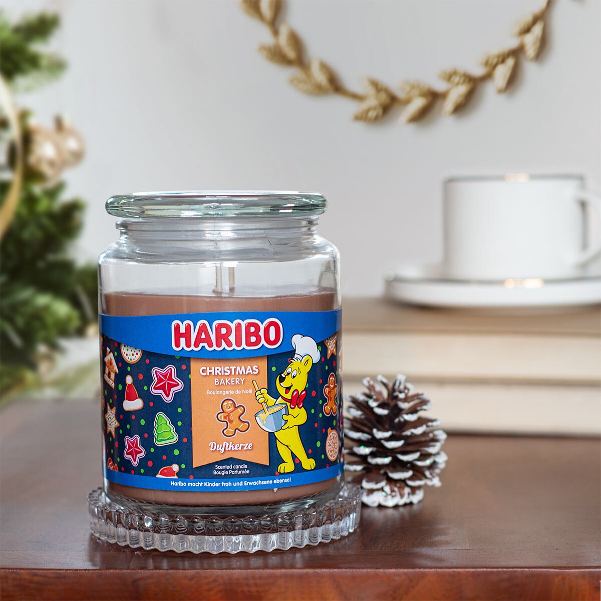 Haribo XXL-Duftkerze ‚Christmas Bakery‘ (510g) – offizielle Lizenzkerze mit süßem Duft (Lebkuchen, Vanille & Karamell). Duftet wie die Weihnachtsbäckerei. Besonderes Weihnachtsgeschenk für Kinder.