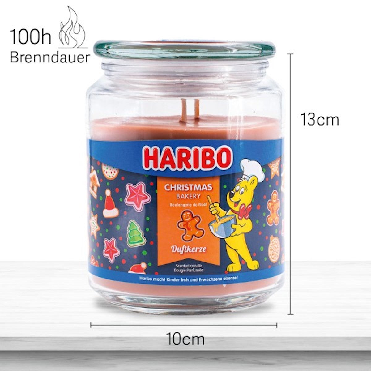 Haribo Duftkerze ‚Christmas Bakery‘ (510g) im Glas - 13cm hoch, 10cm breit. Offizielle Lizenzkerze mit 100h Brenndauer, angenehmer Duft und liebevolles Haribo-Design. Winterliches Wohnaccessoire und Weihnachtsgeschenk.
