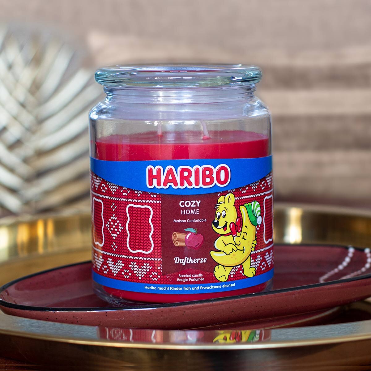 Moodbild der Haribo XXL-Duftkerze ‚Cozy Home‘ (510g) – offizielle Lizenzkerze mit fruchtigem Duft. Hochwertige Dekoration und kreatives Gestaltungselement.