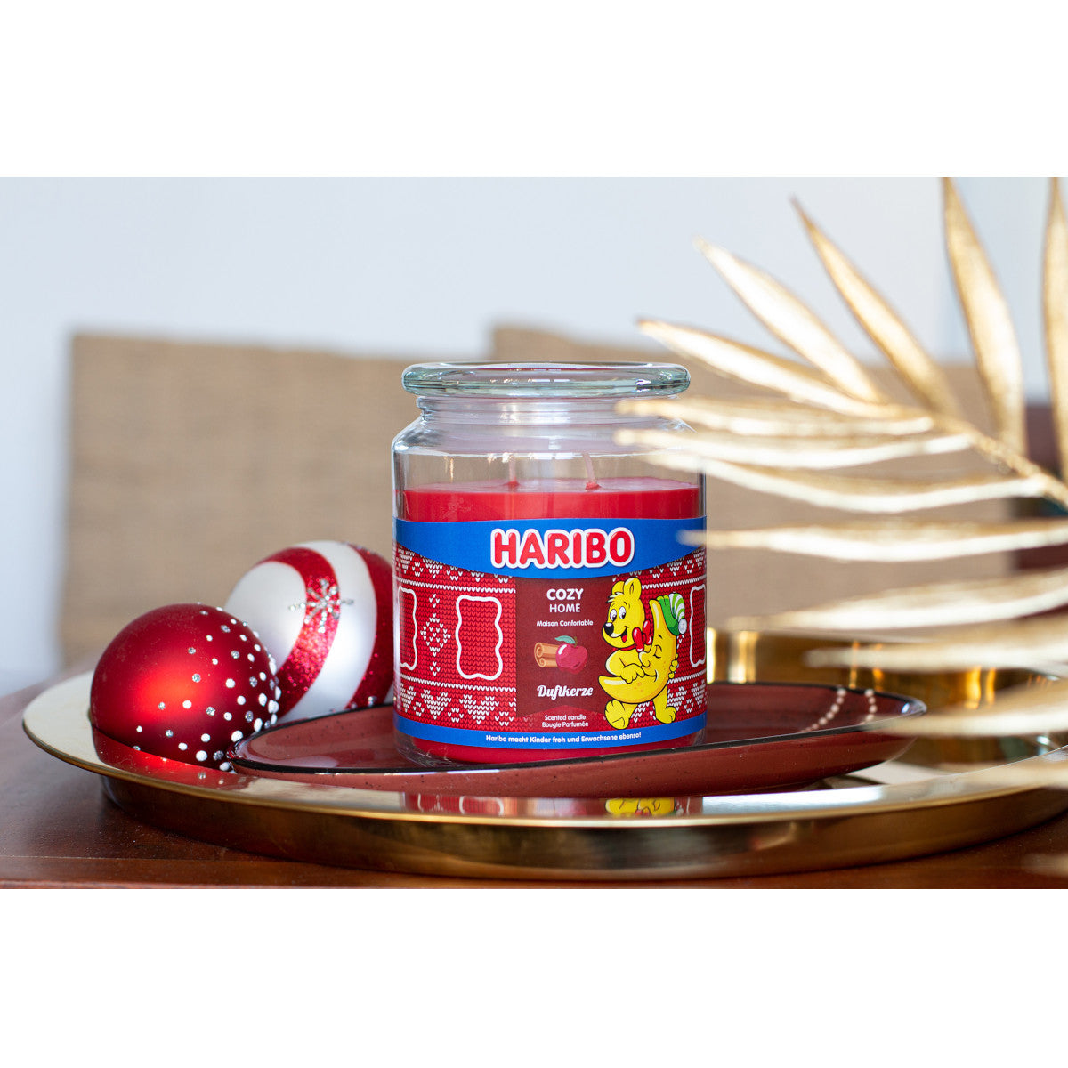 Haribo XXL-Duftkerze ‚Cozy Home‘ (510g) – offizielle Lizenzkerze mit weihnachtlicher Dekoration und winterlichem Duft (Apfel, Zimt, Vanille). Originelles Weihnachtsgeschenk und stylische Deko.