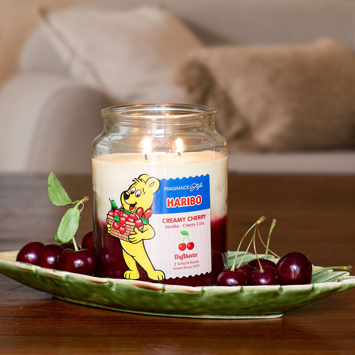 Moodbild der Haribo XXL-Duftkerze ‚Creamy Cherry‘ (510g) – offizielle Lizenzkerze mit fruchtigem Duft. Dekoratives Wohnaccessoire mit angenehmen Duft. Highgucker in jedem Zuhause.