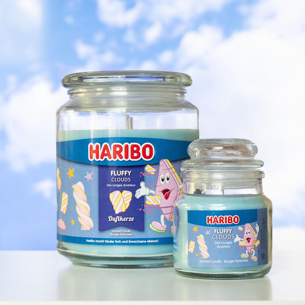 Moodbild der Haribo XXL- und Mini-Duftkerze ‚Fluffy Clouds‘. Offizielle Lizenzkerzen mit süßem Duft, die sich ideal als besonderes Geburtstagsgeschenk oder Geburtstags-Deko eignen.