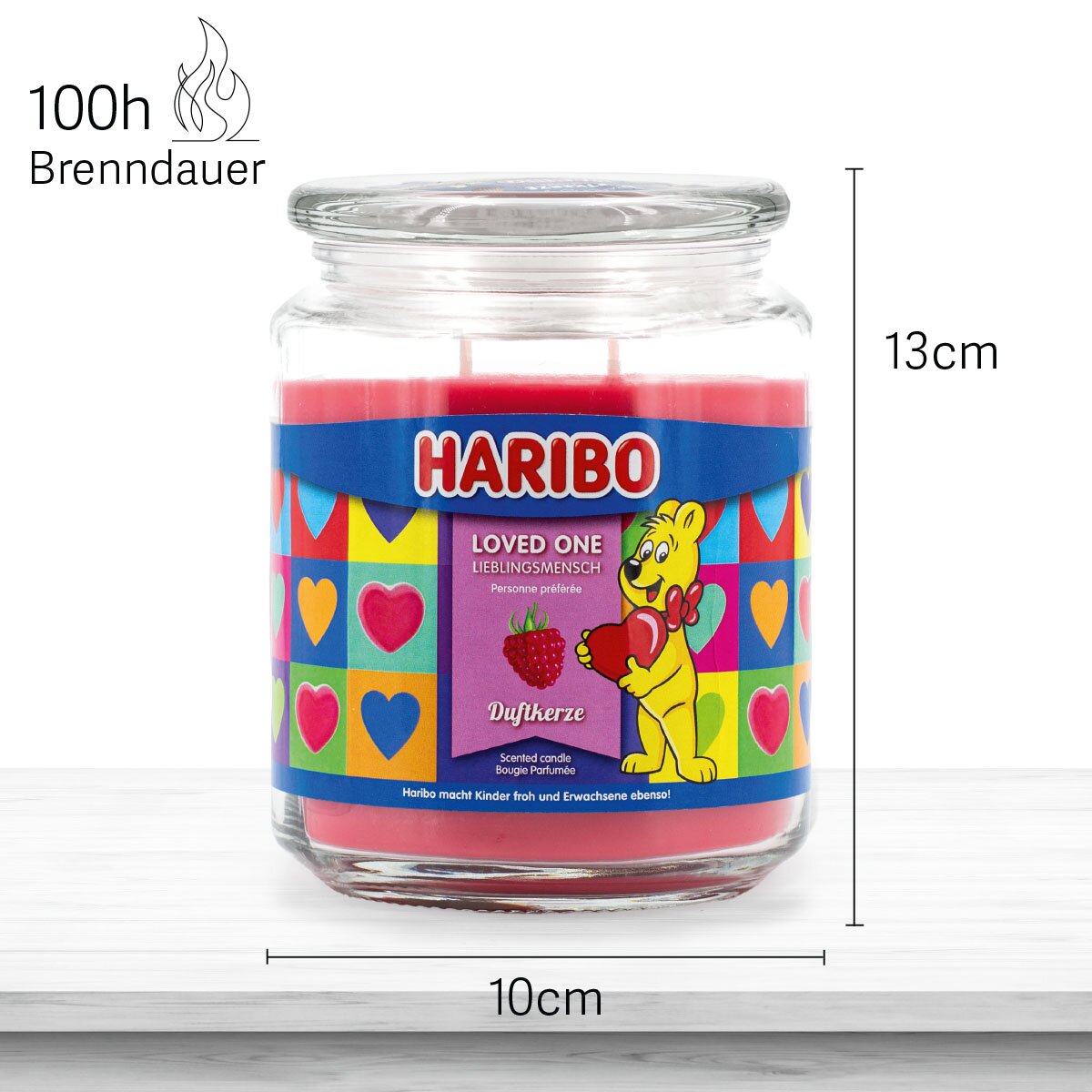 Haribo Duftkerze ‚Loved One‘ (510g) im Glas - 13cm hoch, 10cm breit. Offizielle Lizenzkerze mit 100h Brenndauer, angenehmer Duft und liebevolles Haribo-Design. Veganes Wohnaccessoire und romantische Geschenkidee.