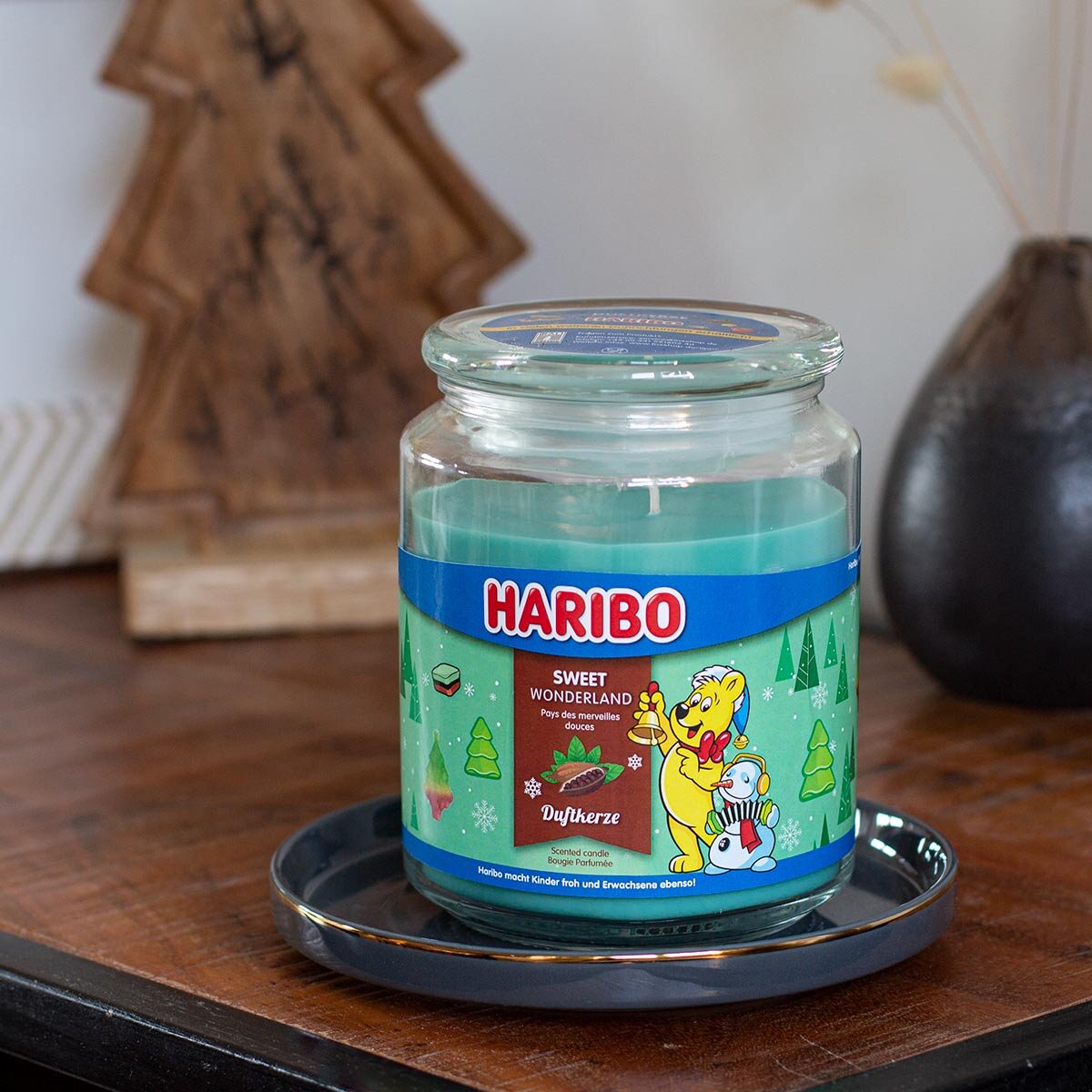Haribo XXL-Duftkerze ‚Sweet Wonderland‘ (510g) – Moodbild der offiziellen Lizenzkerze mit weihnachtlichem Haribo-Motiv. Vegane und dekorative Duftkerze im Glas.