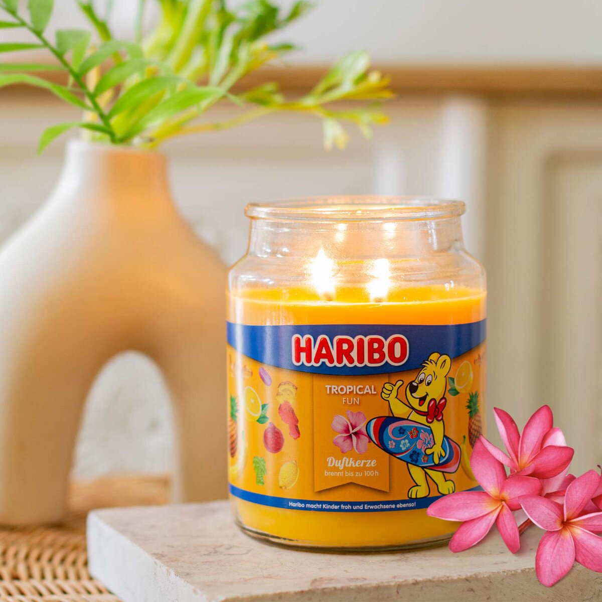 Haribo XXL-Duftkerze ‚Tropical Fun‘ (510g) – Moodbild der offiziellen Lizenzkerze mit sommerlichem Haribo-Motiv. Lange Brenndauer und dekorative Duftkerze im Glas.
