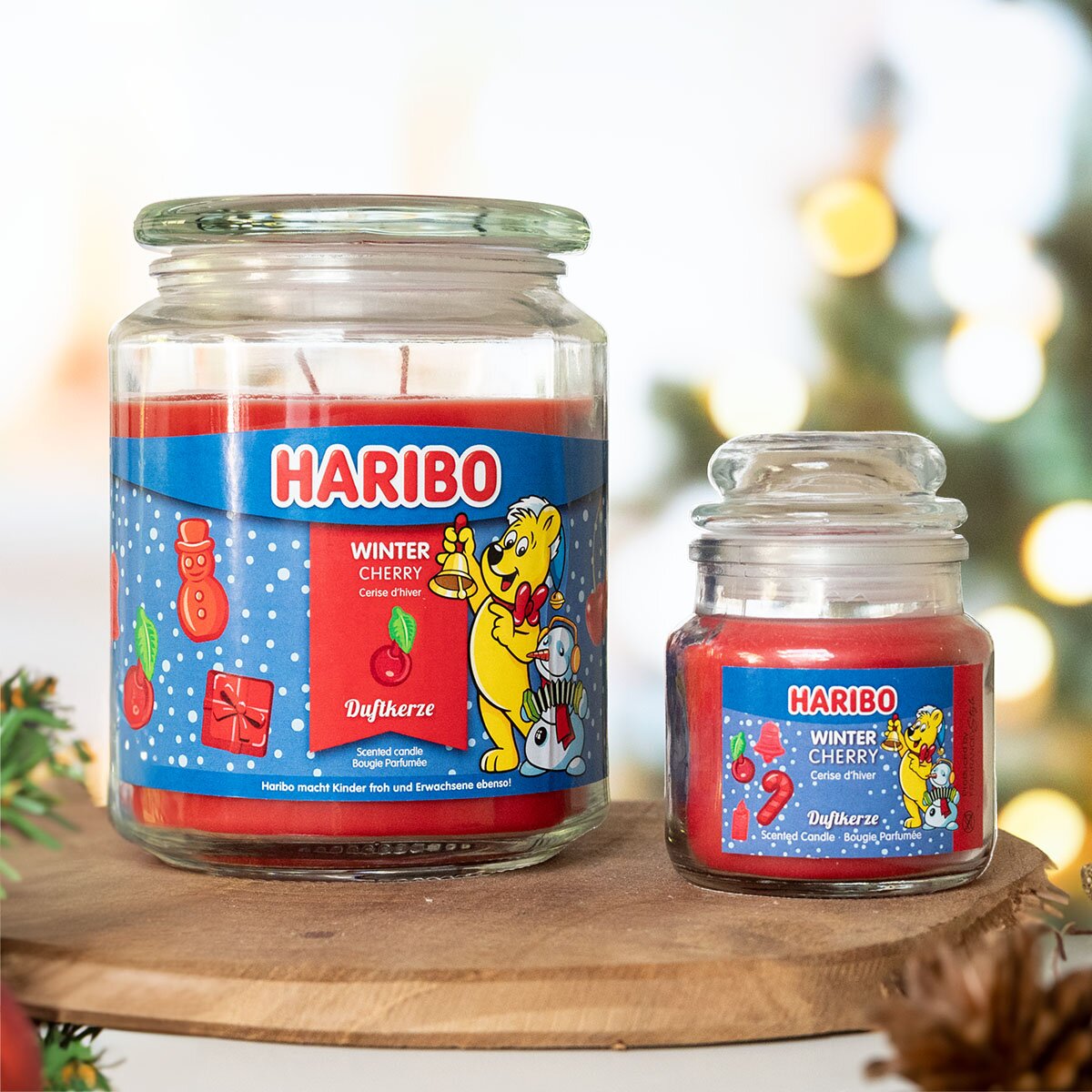 Haribo Duftkerze ‚Winter Cherry‘ in zwei Größen 510g sowie 85g. Die Kerzen ergänzen ihre weihnachtliche Umgebung und sind eine stilvolle Dekoration.