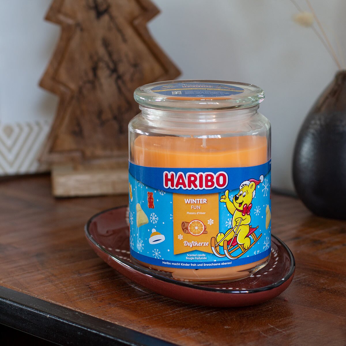 Haribo XXL-Duftkerze ‚Winter Fun‘ (510g) – offizielle Lizenzkerze mit winterlichem Duft (Orange, Zimt & Pfirsich). Winter-Design mit orangenem Wachs – Weihnachtsgeschenk für HARIBO-Fans und stylische Deko.