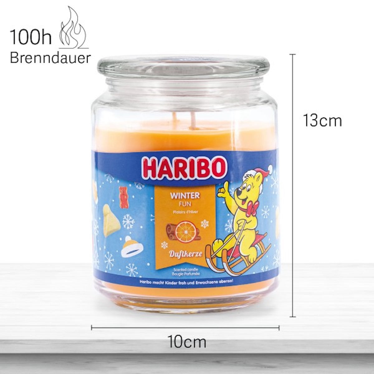 Haribo Duftkerze ‚Winter Fun‘ (510g) im Glas - 13cm hoch, 10cm breit. Offizielle Lizenzkerze mit 100h Brenndauer, angenehmer Duft und liebevolles Haribo-Design. Winterliches Wohnaccessoire und besonderes Weihnachtsgeschenk.