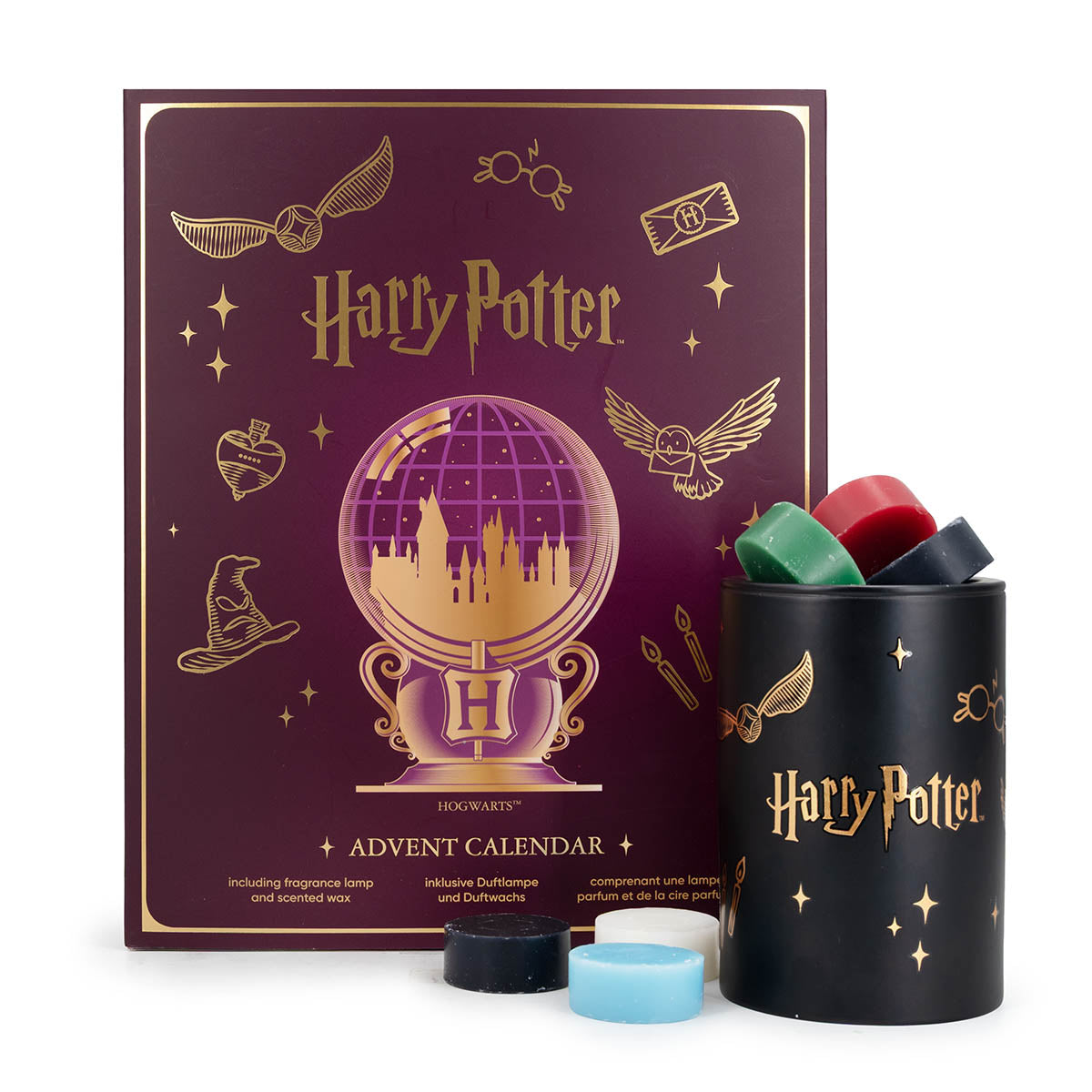 Harry Potter Adventskalender mit 24 veganen Duftwachsen und einer Teelicht-Duftlampe. Im Vordergrund des Kalenders stehen die Duftwachse und die schwarze Teelicht-Duftlampen mit goldenen Harry Potter-Motiven.