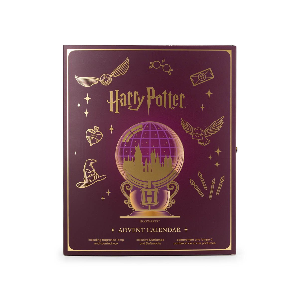 Harry Potter Adventskalender mit 24 veganen Duftwachsen und einer Teelicht-Duftlampe. Vorderseite des weinroten Kalenders mit goldenen Harry Potter Motiven, wie Hedwig, dem sprechenden Hut, goldenen Schnatz, Harrys Brille und eine Glaskugel mit Hogwarts.