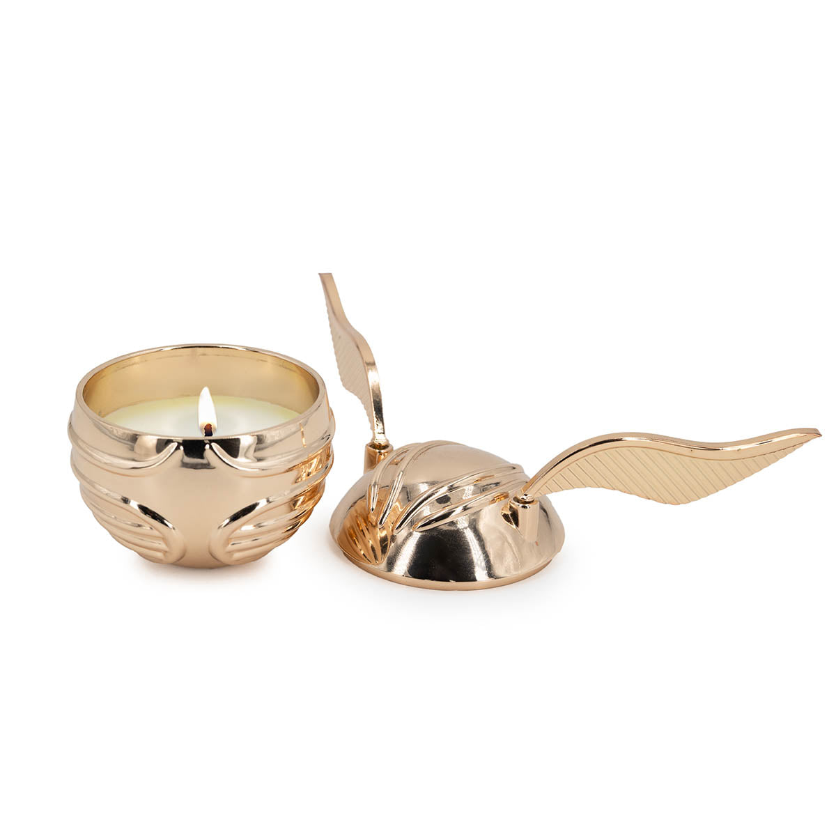 Geöffnete Harry Potter Duftkerze: Der Deckel des goldene Schnatz ist abgenommen und man sieht den brennenden Docht und das Wachs.