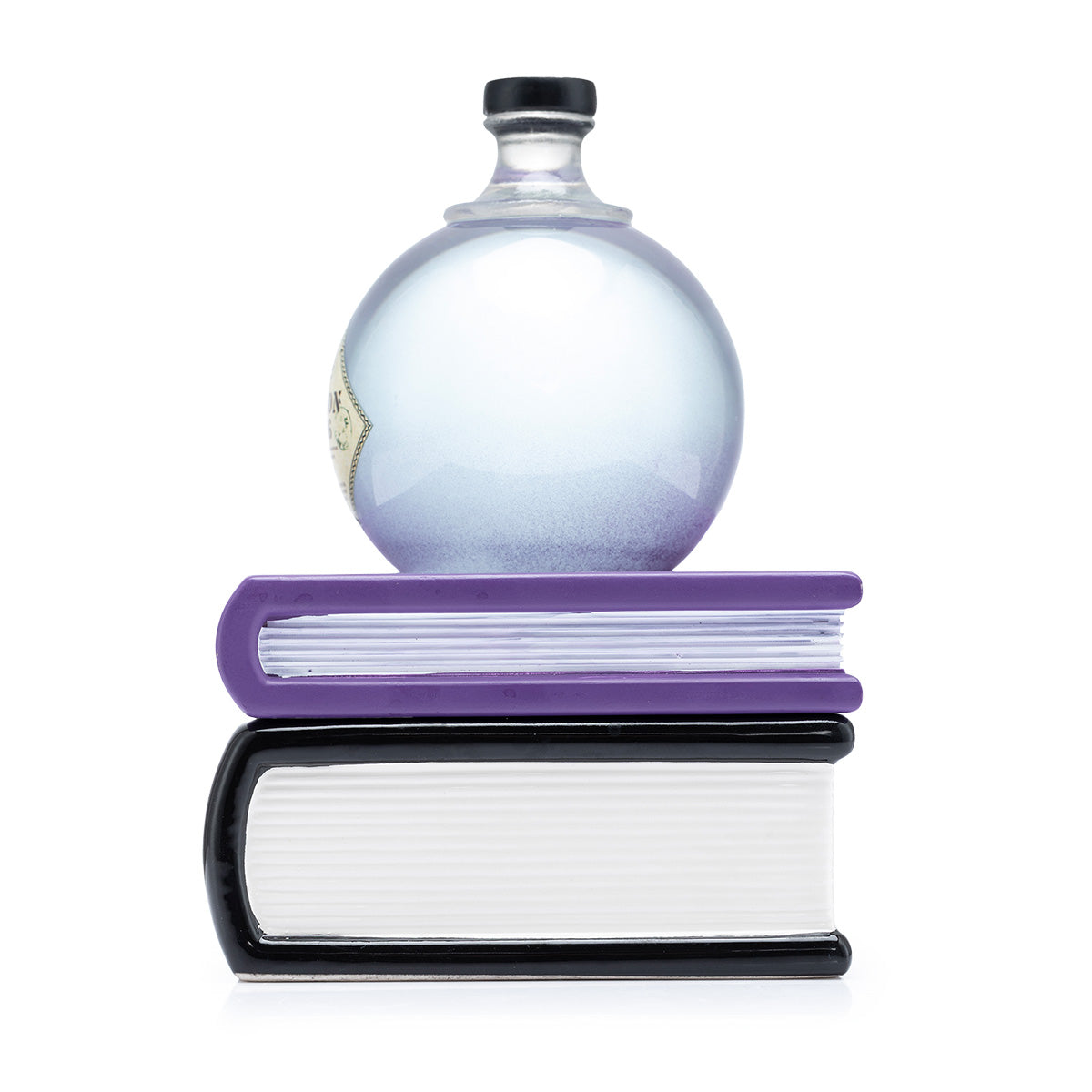 Seitenansicht der Harry Potter Duftkerze: Die Keramik-Hülle zeigt detaillierte Buchrücken der Hogwarts-Lehrbücher für Zaubertränke.