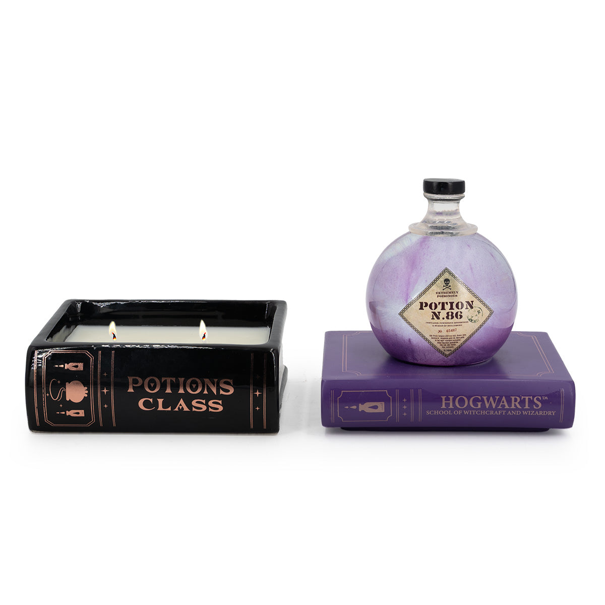 Geöffnete Harry Potter Duftkerze aus Keramik: Die Hogwarts-Zauberbücher stehen nebeneinander, das weiße Wachs brennt mit zwei Dochten.