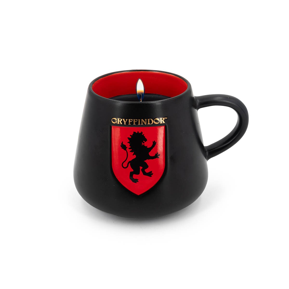 Harry Potter-Duftkerze Gryffindor (275g) in schwarz-roter Keramiktasse mit goldenem Schriftzug und Löwen-Wappen, brennender Docht und schmelzendes Wachs.