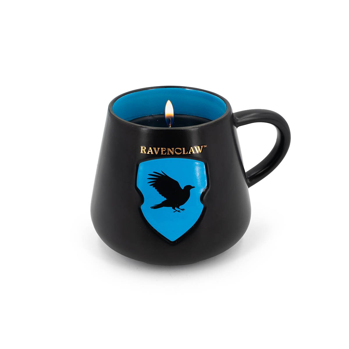 Harry Potter-Duftkerze Ravenclaw (275g) in schwarz-blauer Keramiktasse mit goldenem Schriftzug und Raben-Wappen, brennender Docht und schmelzendes Wachs.