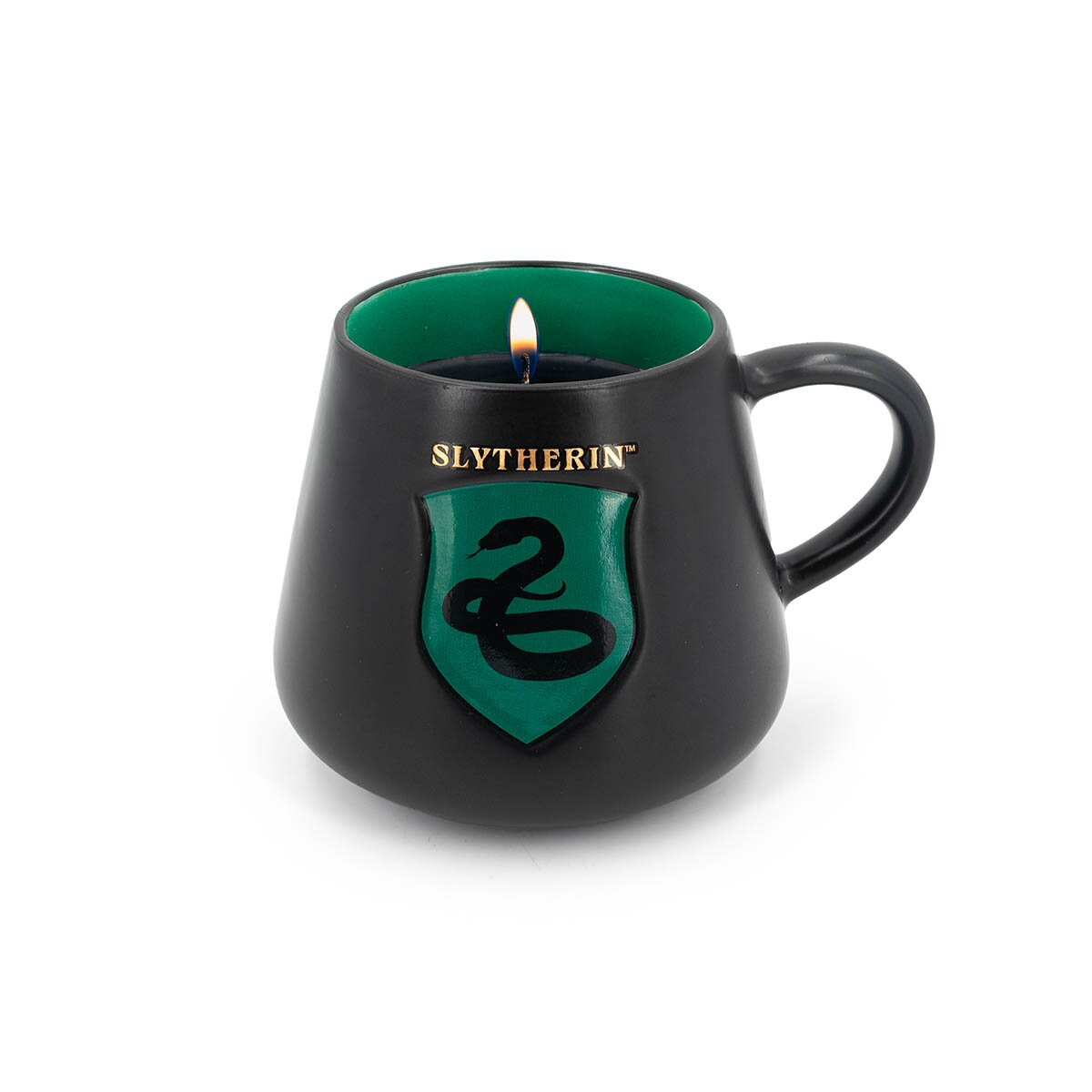 Harry Potter-Duftkerze Slytherin (275g) in schwarz-grüne Keramiktasse mit goldenem Schriftzug und Schlangen-Wappen, brennender Docht und schmelzendes Wachs.